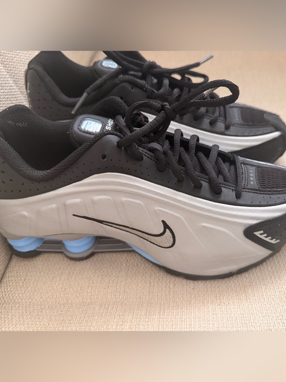 Nike Big Boys Athletic Sneakers in Black, Silver and Light Blue sz 5.5